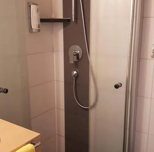 מלון Hotel Central